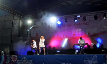 Ансамбль танца «Урал» и поп-группа «REFLEX» выступили на сцене